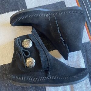Vintage Minnetonka Moccasin Black Suede Ankle Boots. Conchos & Suede Tie. Size 6